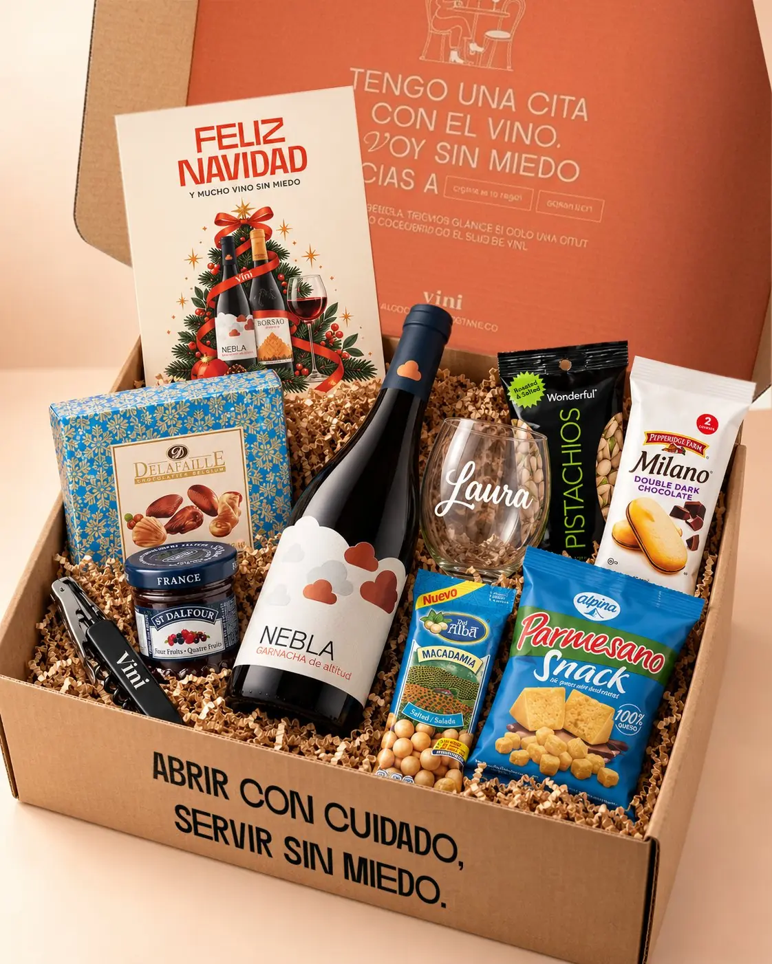 Ancheta abierta con tarjeta de Navidad, vino Nebla, copa con el nombre Laura, sacacorchos Vini y maridaje